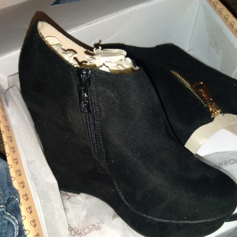 Shoe - Picture 2 of 3